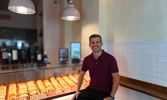 El CEO de Empanadas Malvón, Alejandro Polo, en una de sus tiendas.