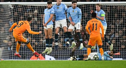 Federico Valverde de Real Madrid, le pega de tiro libre ante Manchester City