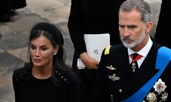 La reina Letizia y el rey Felipe VI en el fineral de Isabel II.