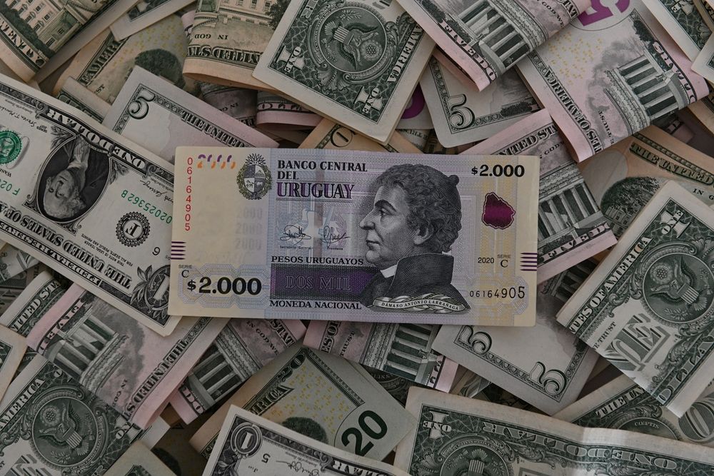 Plata, billetes, billete de dos mil pesos Uruguay.jpg