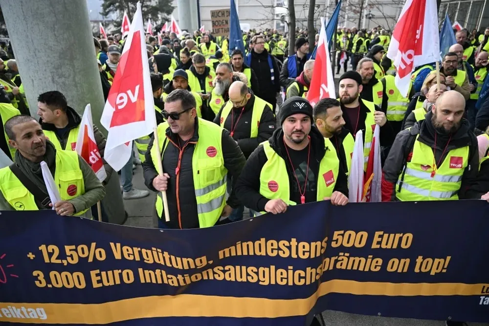 Empleados de Lufthansa se manifiestan por mejoras salariales en el aeropuerto de Frankfurt.