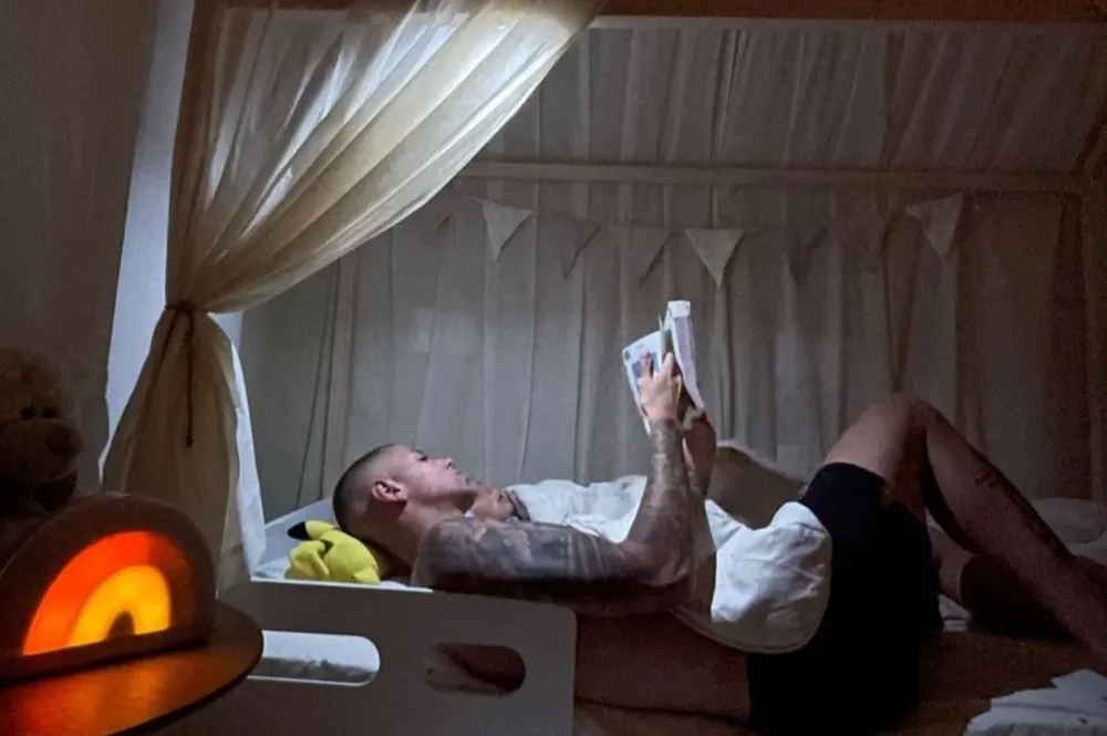 Léo Coelho le leyó un libro de cuentos a uno de sus hijos para dormir