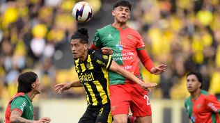 Mauricio Lemos contra Agustín Aguirre en el último partido entre Peñarol y Boston River