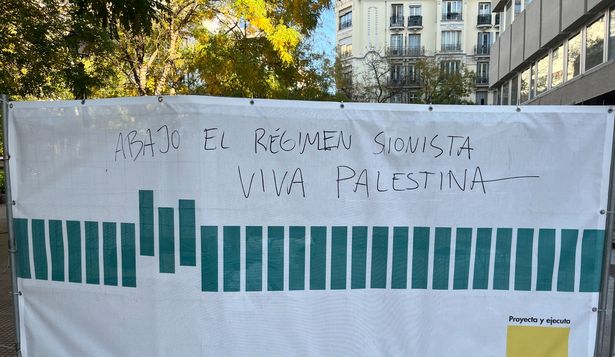 Un cartel pintado en una calle de Madrid.