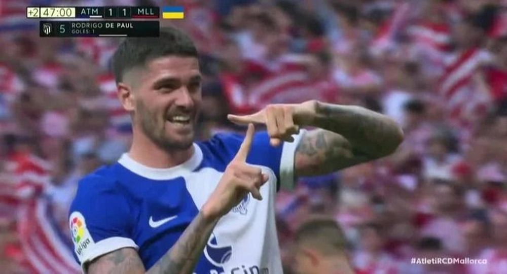 Rodrigo De Paul festeja su gol con la T para Tini Stoessel