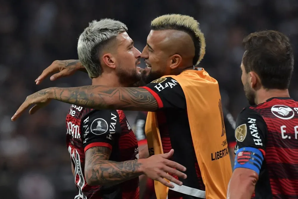 De Arrascaeta festeja su gol con Arturo Vidal