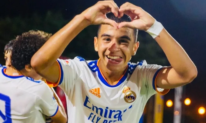 Manuel Romero, el hijo de Marcelo Romero, festejando un gol para Real Madrid, su equipo
