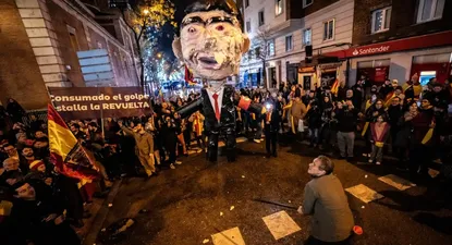 La Policía cita a declarar al convocante de de la protesta de Ferraz donde se apaleó un muñeco de Sánchez