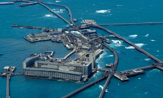 Vista aérea de la ciudad flotante gigante de 48 millas de Neft Dashlari en una imagen de 1997.