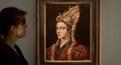 Se cree que este retrato de Hürrem Sultan data de finales del siglo XVI o principios del XVII y se exhibió en la casa de subastas Sothebys en Londres en 2021