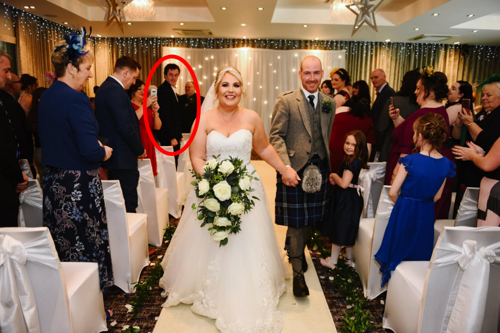 Pese a sus esfuerzos, Michelle y John Wylie no podían identificar quién era el extraño en su boda.