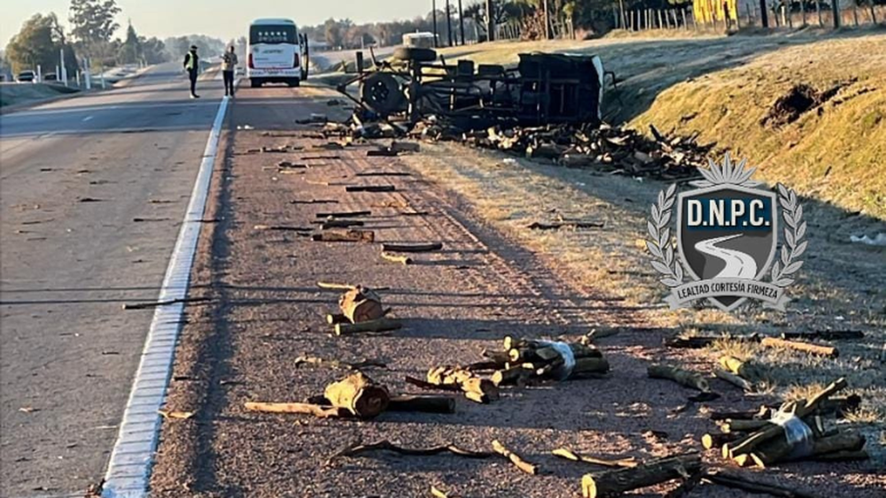 Así quedó el camión tras volcar en Ruta 1