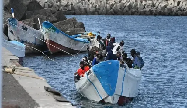 Varios migrantes llegan al puerto de La Restinga, a 4 de febrero de 2024, en El Hierro, Santa Cruz de Tenerife.
