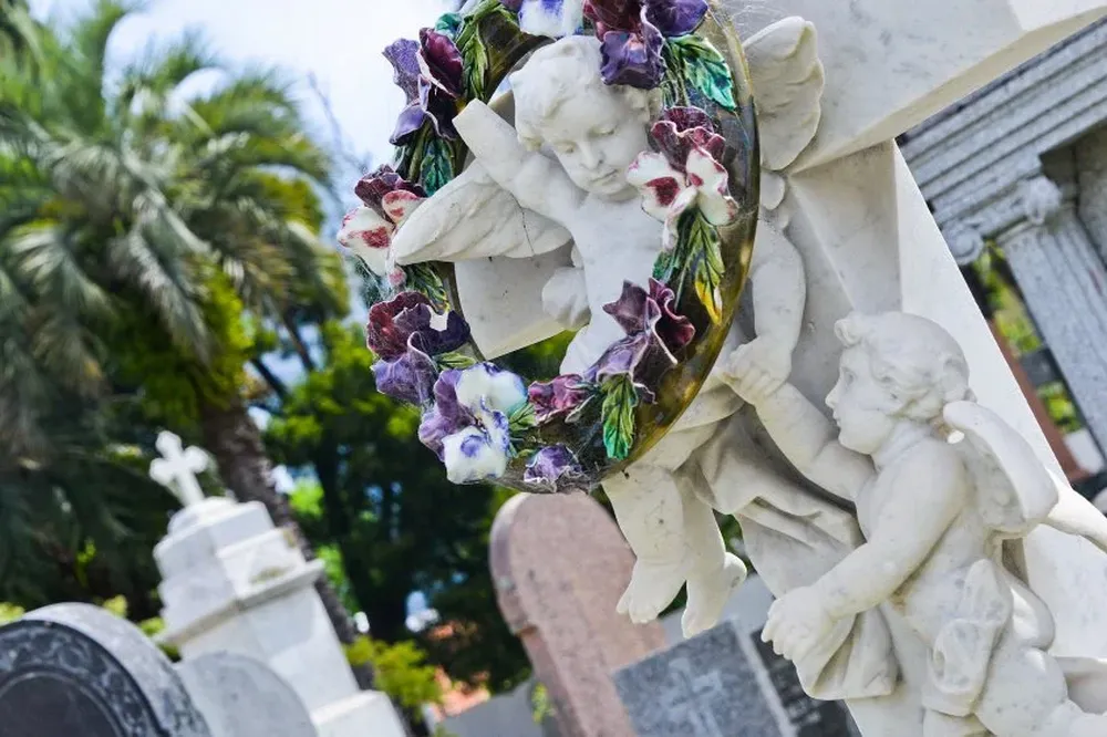 Hay 55 nacionalidades diferentes entre quienes están enterrados en el cementerio