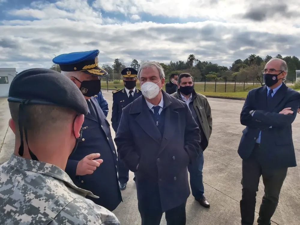 Ministro Heber en el marco de una recorrida por una cárcel de Salto