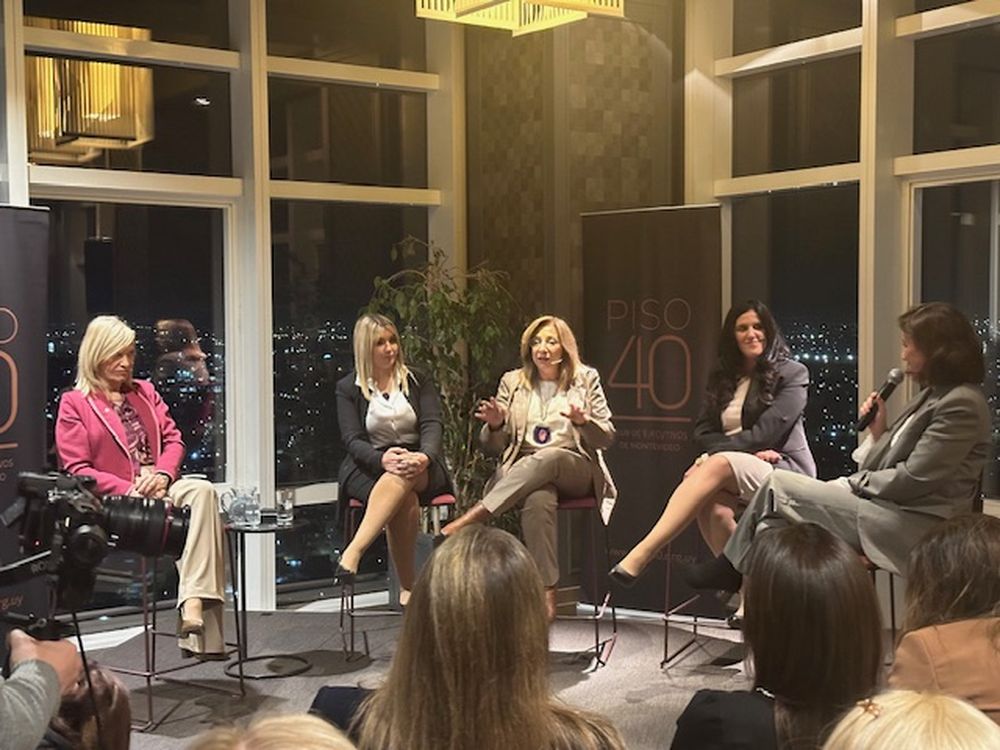 La actual vicepresidenta Beatriz Argimón junto a las candidatas por el Partido Nacional, Valeria Ripoll; del Partido Independiente Mónica Bottero y de Cabildo Abierto, Lorena Quintana, junto a la moderadora Carina Novarese