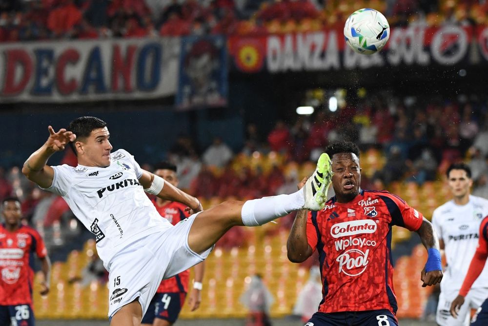 Santiago Laquidaín de Liverpool marca a Alexis Serna de Independiente Medellín por la Copa Libertadores&nbsp;