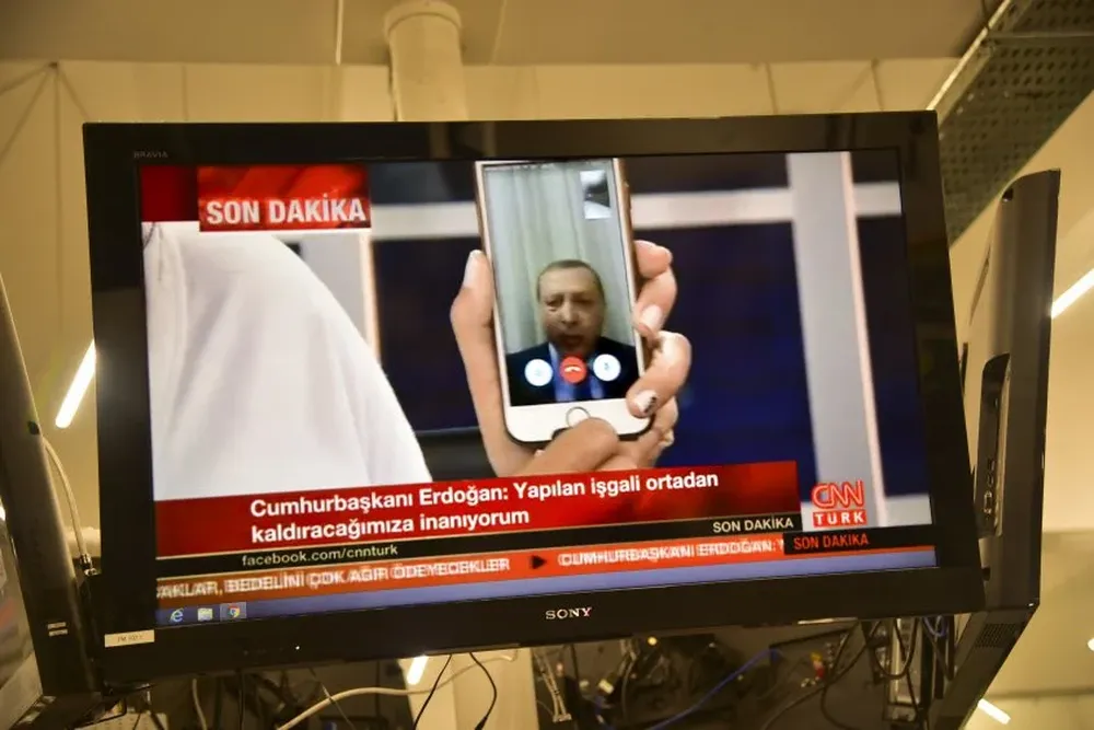 El presidente turco Recep Tayyip Erdogan habla con la prensa turca