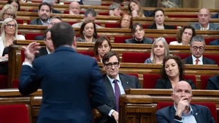 El líder del PSC, Salvador Illa, mientras interviene el presidente de la Generalitat de Catalunya, Pere Aragonés,