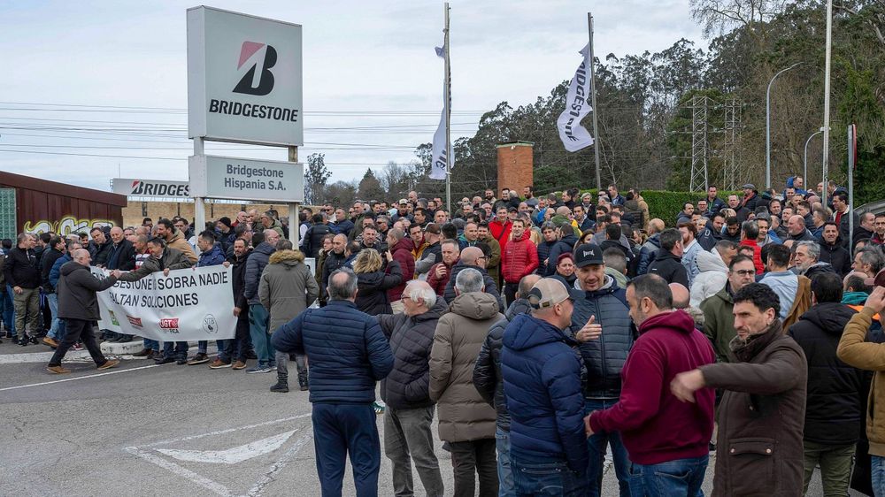Una protesta de empleados frente a la planta de Bridgestone en Cantabria