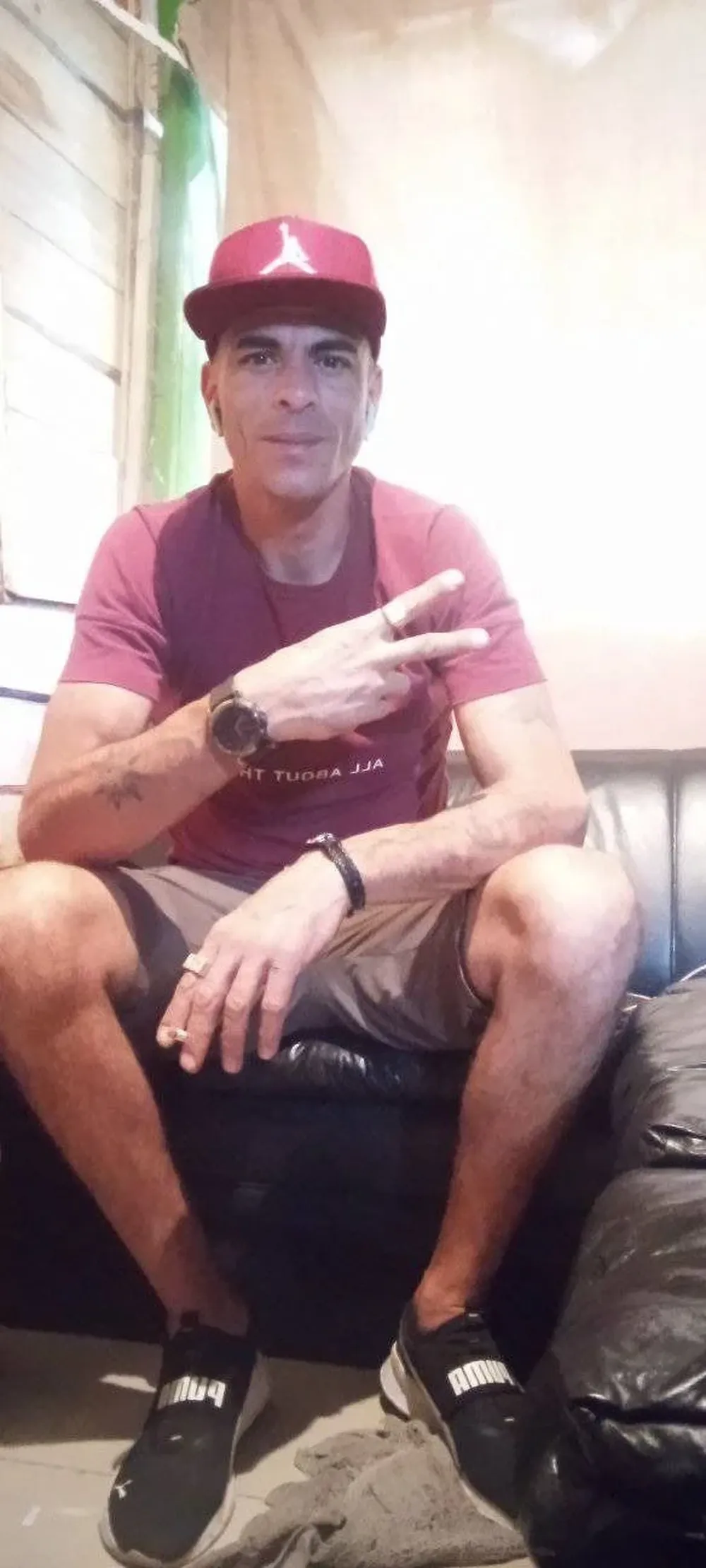 La Policía lo busca por ser sospechoso de haber disparado y matado a la dueña del comercio de 62 años, su pareja de 53 años, su hijo de 37.