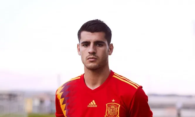 Álvaro Morata con la nueva camiseta de España para Rusia