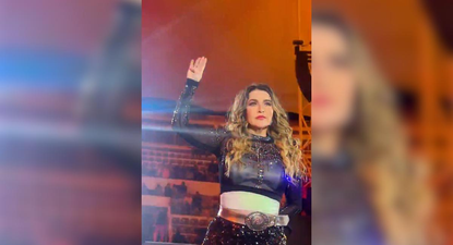 La cantante mexicana Alicia Villarreal haciendo el gesto de pedido de auxilio en pleno recital.