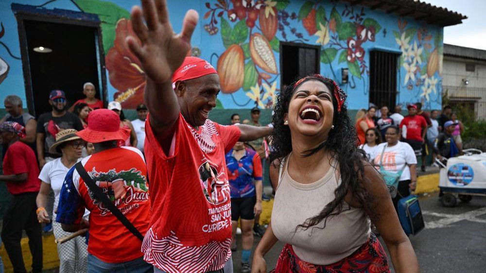 Los venezolanos bailan tambor en distintas festividades, como esta el 23 de junio en honor a San Juan Bautista, en la localidad de Curiepe.