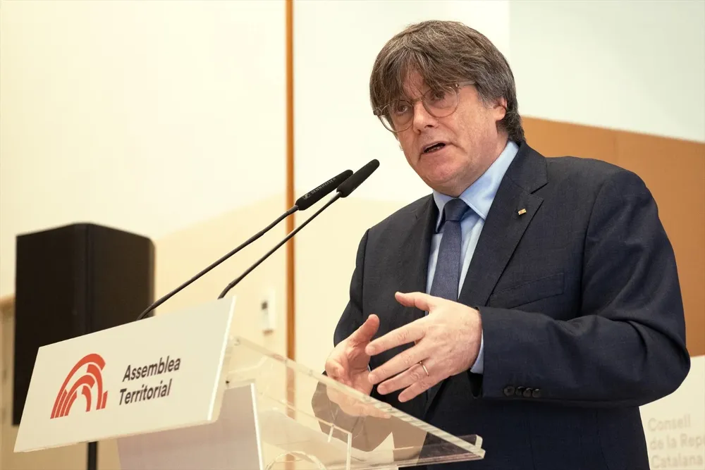 El expresidente de la Generalitat y eurodiputado de Junts, Carles Puigdemont, anunciará la semana que viene si será el candidato de Junts a las elecciones catalanas convocadas para el 12 de mayo. Así lo han explicado fuentes cercanas al expresidente catalán, que han aclarado que aún no ha informado de la decisión que tomará al respecto. Pese a todo, el secretario general de Junts, Jordi Turull, ya apuntó el miércoles que Puigdemont podía ser el candidato de la formación a los comicios, y él mismo se mostró convencido de que podría estar en Cataluña para el debate de investidura.