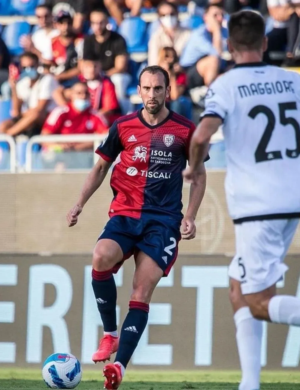 Diego Godín en su último club, Cagliari, dueño de su ficha en la actualidad