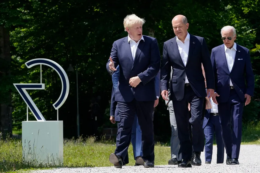 El primer ministro de Gran Bretaña, Boris Johnson, el canciller de Alemania, Olaf Scholz, y el presidente de los Estados Unidos, Joe Biden, caminan hacia una foto familiar durante la cumbre del G7 celebrada en el castillo de Elmau, en el sur de Alemania