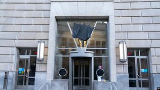 La puerta de USAID con el cartel y el logotipo retirados de la pared.