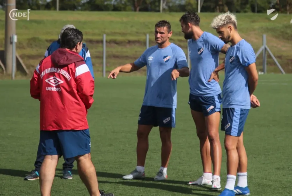 Bergessio, Corujo y Vecino en la práctica de Nacional en césped sintético