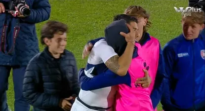 El abrazo de Suárez con el alcanzapelotas que se llevó su camiseta
