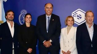 La número uno del pádel mundial femenino, Delfina Brea; el embajador argentino en Madrid, Wenceslao Bunge, y directivos del torneo Hexagon Cup.