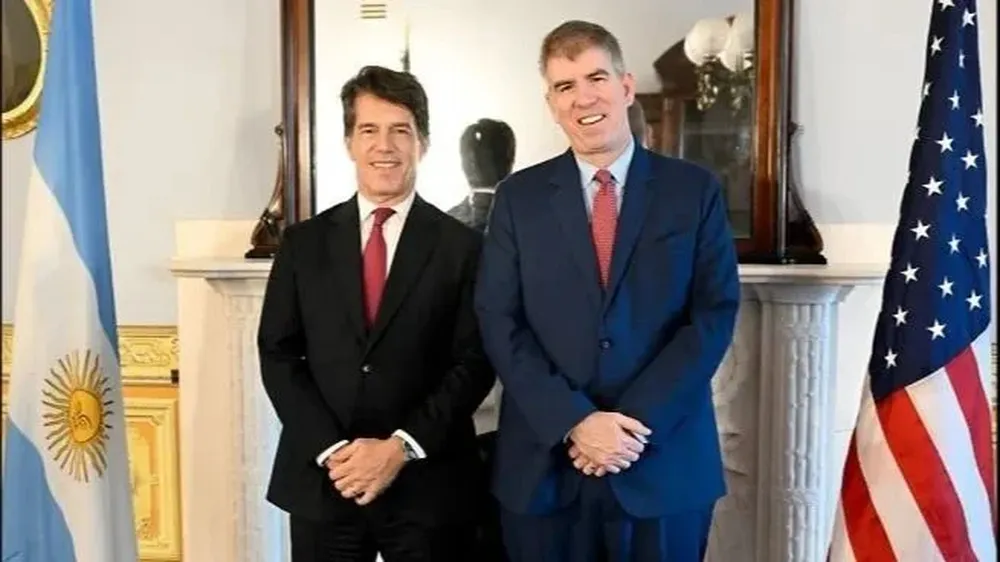 Nicolás >Posse junto a Jay Shambaugh, funcionario del Tesoro