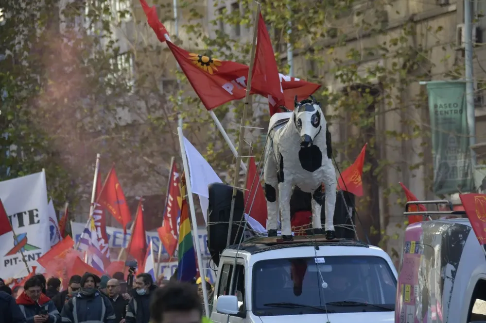 Movilización de trabajadores durante un paro general parcial (foto archivo)