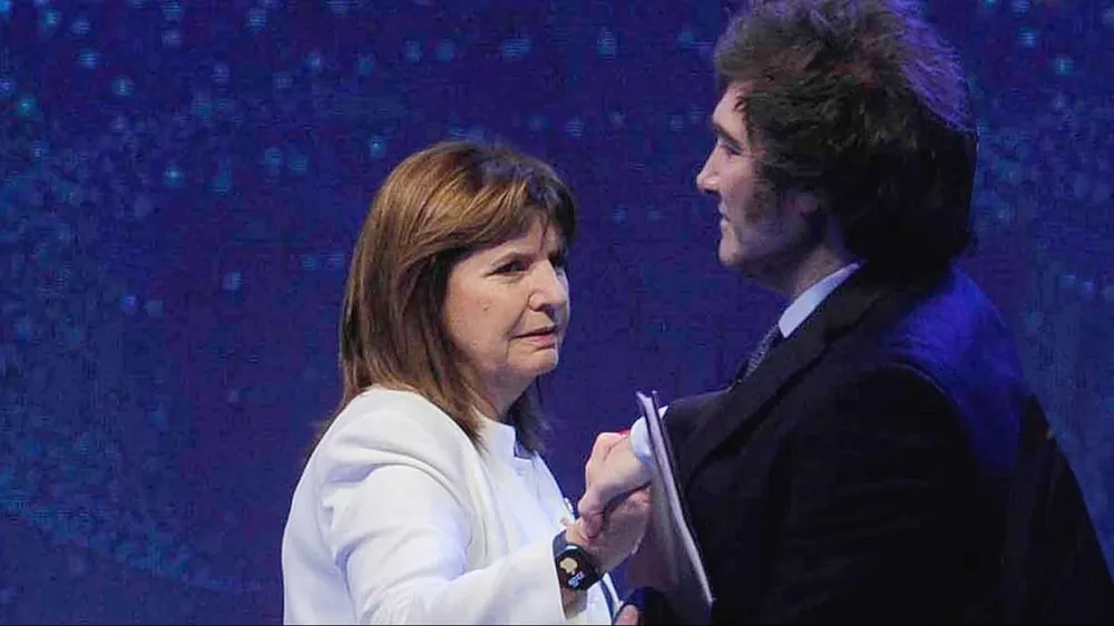 Frío cruce entre Bullrich y Milei durante el debate presidencial.