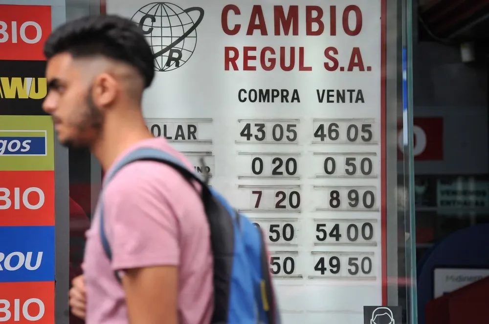 El dólar interbancario cerró este viernes con otra fuerte suba (0,9%) y el promedio de las transacciones quedó a $ 44,31.