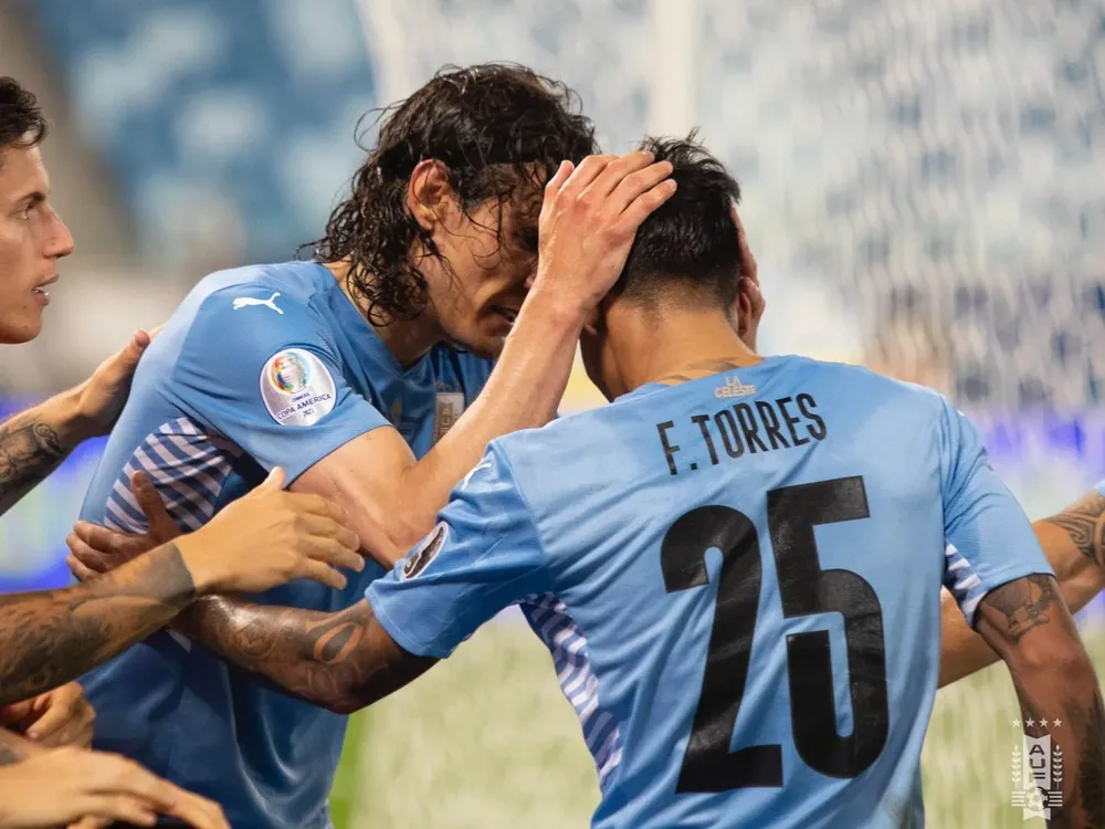 Edinson Cavani y Facundo Torres celebran el gol del jugador de Manchester United ante Bolivia