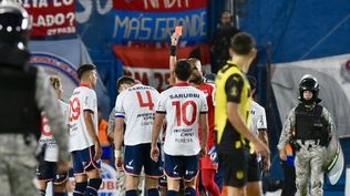 Diego Polenta ingresa a protestarle a Esteban Ostojich al finalizar el partido y el futbolista es expulsado