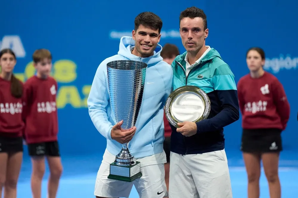 Alcaraz se queda con su trofeo.