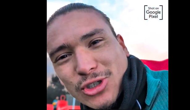 Luchito, te quiero muchito: la broma de Darwin Núñez, afinando la voz, delante de una cámara de televisión en la práctica del Liverpool