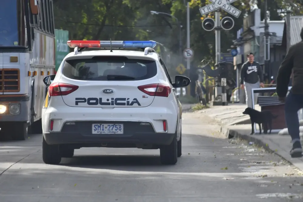 El hombre fue encontrado en la calle con una herida de arma blanca en el tórax y una herida de arma de fuego sin orificio de salida luego de ser atacado desde un auto