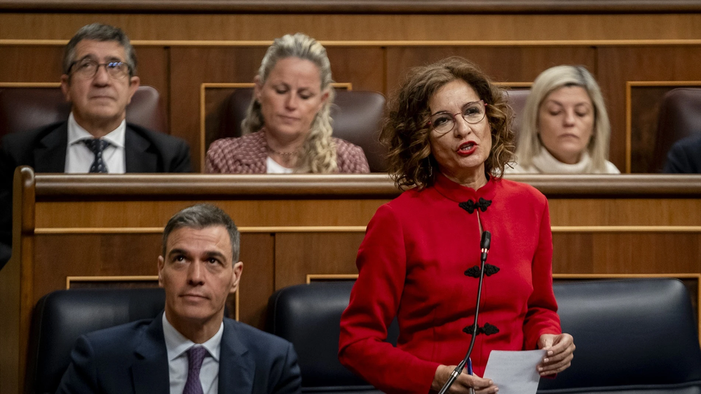 El presidente del Gobierno, Pedro Sánchez y la ministra de Hacienda, María Jesús Monero.