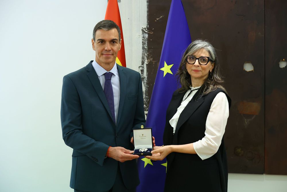 El presidente Pedro Sánchez entrega una condecoración a la polémica relatora de la ONU, Francesca Albanese.