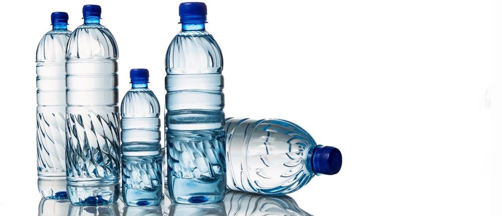 Científicos exigen el fin del consumo de agua embotellada en petición mundial.