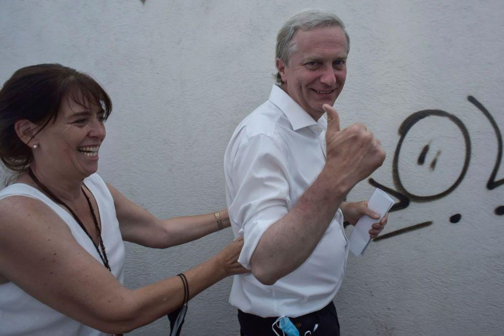 Kast está casado con la abogada María Pía Adriasola, con quien tuvo nueve hijos.