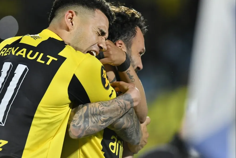 José Neris abraza a Sebastián Rodríguez en el triunfo de Peñarol sobre Montevideo City Torque