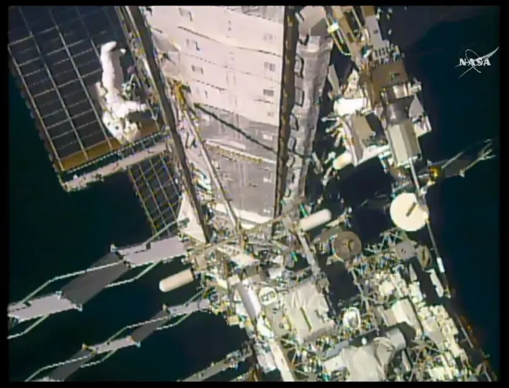 Imagen de NASA TV con astronautas fuera de la Estación Espacial Internacional